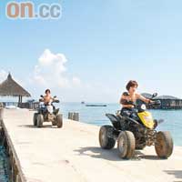 大家可以在島上玩ATV，由於環保，只准在道路駕駛，不准落沙灘，600 Baht（約HK$140）。