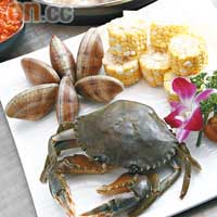 澳門水蟹湯 $98<BR>原隻水蟹本來已是鮮味清甜，再加上花甲、粟米等材料，這湯底的鮮甜味應是湯底之冠。