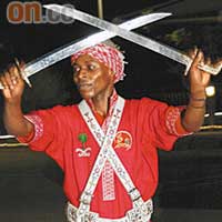 傳統服飾配有雙刀，因此舞刀亦是歡迎客人的儀式之一。