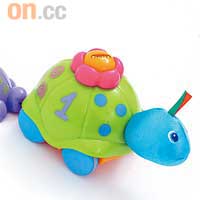 玩具能令BB認識一些抽象概念，例如這款海龜玩具，只須扭動龜殼上的花兒，跟尾的小龜就會爬上大龜身上，既可訓練手指靈活度，亦可令BB明白大與小的分別。$129（a）