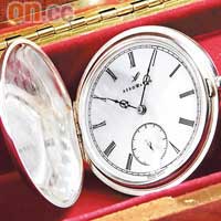 Pocket Watch Large 925 HW陀錶 $9,800<BR>線條簡潔的純銀陀錶，白錶面採用了羅馬數字，充滿古典氣息。