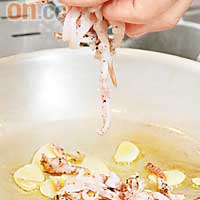先以橄欖油煮蒜片，然後加入豚腮肉烹煮。