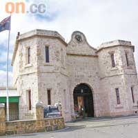 費里曼特爾監獄的大門，充滿19世紀維多利亞時代的建築風格。