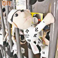 獄中的紀念品店出售跟囚犯有關的紀念品，如圖中手掌般大的囚犯公仔，造型可愛。AU$6.95（約HK$49）。