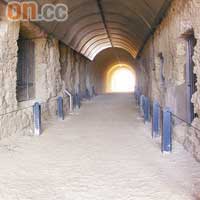 圓屋下建有通往巴瑟海灘的隧道，以前曾是運鯨通道。