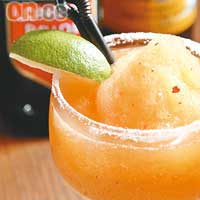 4 Fruit Margarita $65<BR>加入蘋果、杧果、橙及士多啤梨四種鮮果調配的Margarita，入口先嘗到鹽的鹹味，其後則滲出各種鮮果的甜香。