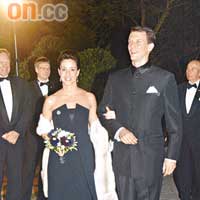 丹麥王子與王妃恩愛出席晚宴。