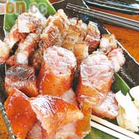 黑豬五花肉以相思木燒烤，帶有陣陣木香，食時再蘸上阿里山出產的山葵胡椒粉，簡直一絕，售價NT$100（約HK$24）。