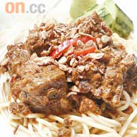 巴東牛肉撈油麵$42<BR>牛肉落足香料製作，是印尼名菜。
