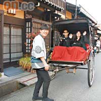 古街上大家可以坐人力車，細味日式風情。