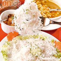 斯式蒸米粉配是日咖喱 $65<BR>米粉放在篩子上蒸熟，因而呈圓餅狀；將米粉撈進咖喱內進食，增加口感又能飽肚。