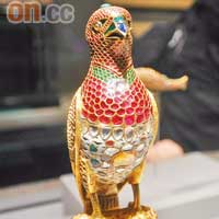 卡塔爾的國鳥是隼（Falcon），或因此這隻產自16世紀的印度隼形寶石擺飾，特別受注目。