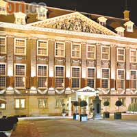 酒店建築5個世紀以來發揮不同功能，曾為市政廳及海軍總部。