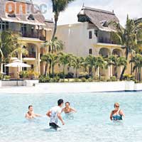 酒店泳池號稱是全毛里裘斯最大。