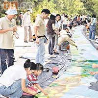 於觀鳥節舉行首日，有2,041名學生及市民合力於香港濕地公園濕地保護區繪畫了一幅長959.35米、闊1.2米，以「鳥類與濕地」為主題的畫作，是項創舉已獲列入「最長的集體繪畫」健力士世界紀錄。