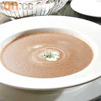 個人最愛的野菌忌廉湯，由4種益菌配以雞清湯煮製，菇味香濃到不得了。