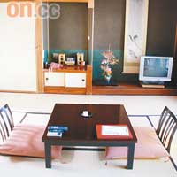 房間是傳統榻榻米格局，演繹日式簡約闊落空間。