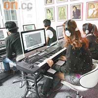 電腦室設置多個音樂工作站，配備個人電腦、MIDI/Audio介面及電子合成器，讓學員試用。