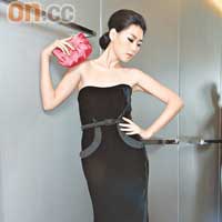黑色絲綢tube dress$33,630<BR>桃紅色clutch$5,500
