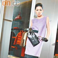 漸變紫色連身裙$10,430<BR>皮手套show piece<BR>啡色麖皮高跟鞋 未定價<BR>黑色手袋 $7,900