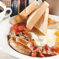 Luxury All Day Breakfast $88<BR>潮興食全日早餐，這裏供應的有厚多士、炒蘑菇、番茄、煙三文魚，以及外脆內軟、非常Juicy的豬肉腸，十分豐富。