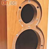 採用厚身MDF木板為音箱，夠晒分量，能減少不必要的震動，難怪音色流暢穩定。