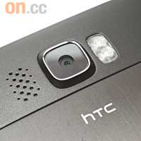 配備500萬像素鏡頭，而HTC亦首次在手機加入雙LED閃燈。
