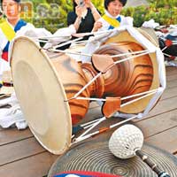 導賞員會用傳統禮樂去迎接賓客，遊客亦可學習玩傳統樂器。