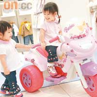 芭比座駕<br>一身粉紅的Peg-Perego Barbie Scooter充電車，負重44磅，2至5歲均適用，加上三輪設計，行駛時既穩定又安全，附設閃燈及引擎聲效，更添「駕駛」樂！$2,990（b）