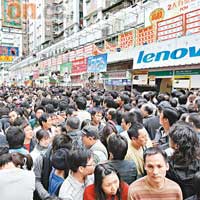 08年底香港電腦節仍然在深水埗街頭逼餐死，今屆就移師長沙灣舉行。