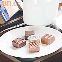 Chocolate Tea Set $88（連飲品）<BR>朱古力款式多，可自選心水口味，人手做外殼薄脆，而且每天直送，跟巴黎總店味道沒兩樣，質素極高。