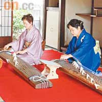 橫田家一間房更請來兩位琴師即場奏樂，為參觀多添一份古雅氣氛。