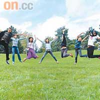 不同國籍學生在廣闊的草地上跳躍歡呼，這經驗惟有親身到外國才體會得到。