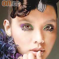 官恩娜以流行的春天化妝色系，凸顯明星風采。