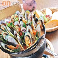 Bucket of Blue Mussels（Guinness and Garlic Sauce） $118<BR>藍青口肉質爽甜，配合黑啤及蒜頭醬汁，最尾記得以麵包蘸醬汁食，不要浪費精華。