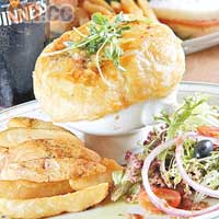 Beef & Guinness Pie $118<BR>揭開面層的酥皮，便聞到香氣四溢，牛肋肉先以黑啤醃一晚，再跟甘筍等慢火燴煮，嫩滑入味，底層還有香滑薯蓉，食得飽足。