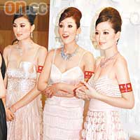 鍾浠文（右起）、姚予晴與戴小奕在馬場示範價值超過800萬的Luxury Jewellery珠寶。