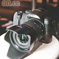 NX10外形參考D-SLR，不過較輕較薄，圖中所見為18~55mm OIS鏡頭。