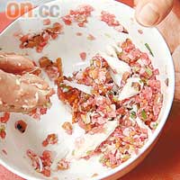 把豬肉及冬菇混合，打至起膠後，再加入其他材料略為攪勻。