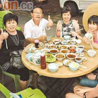 這家人遠道從新加坡前來試肉骨茶，都真心讚好。
