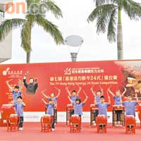 一眾敲擊小精靈的學員，去年10月參加由香港中樂團主辦的「香港活力鼓令24式擂台賽」，在香港文化中心露天廣場大展身手。