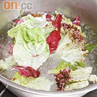 沙律菜洗淨、青瓜切絲以冰水浸過備用。提子去籽、蜜梨切片備用。