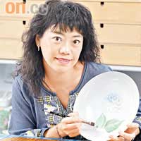 Amy Chan表示，只要有耐性，毋須繪畫基礎亦可製作精緻的瓷畫。 