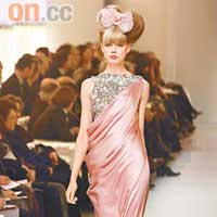 簡潔的粉紅色silk chiffon embroidered dress，瑰麗奪目。