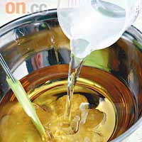 先將水和氫氧化鈉混和一起，待水溫由100度跌至50度後，把50度的椰子油、橄欖油和棕櫚油與之混合一起攪拌。
