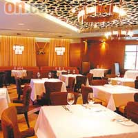 餐廳以深褐色為主調，充滿氣派的水晶掛燈讓主用餐區變得更優雅。