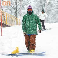 場內有不少年輕人愛玩雪板。