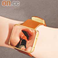 在手錶玻璃表面鍍上超薄金屬，平時可當作鏡子使用，按下按鈕，LED燈光會顯示時間。