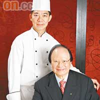 林啟勛師傅（後）跟隨一哥達7年之久，已得到一哥烹調鮑魚技術真傳。