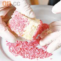 讓蛋糕薄薄黏滿一層雪糖，直至看不到蛋糕面為止。